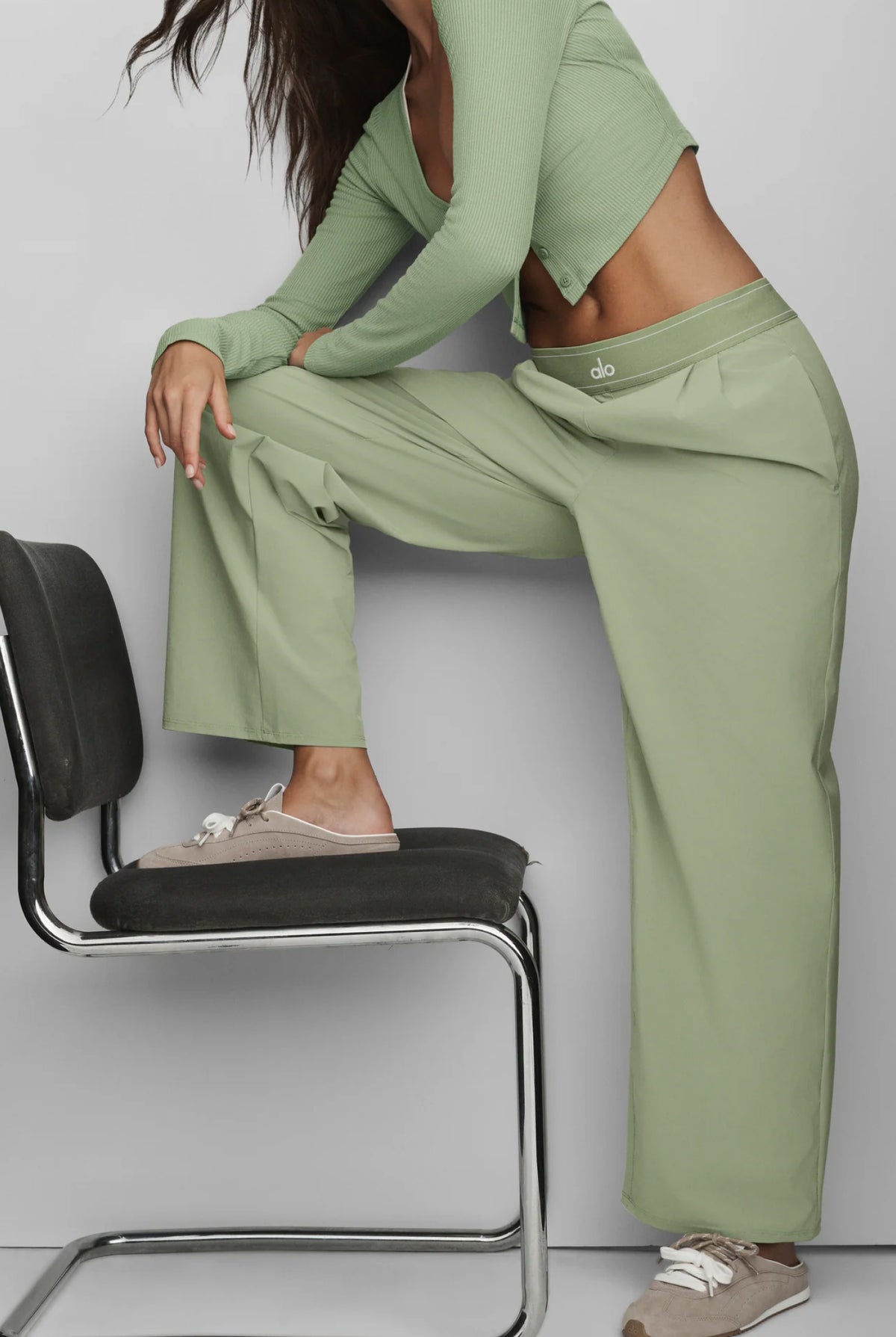 Штани палаццо Alo Yoga Suit Up Trouser широкі жіночі Dune Grass